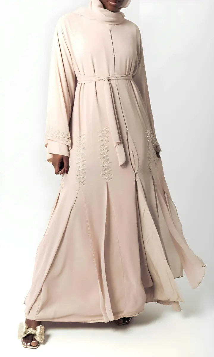 Eine lange beigefarbene Abaya