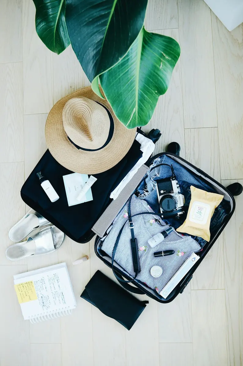 Ein offener Koffer beim Packen