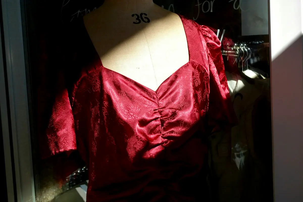 Ein bordeauxrotes Kleid