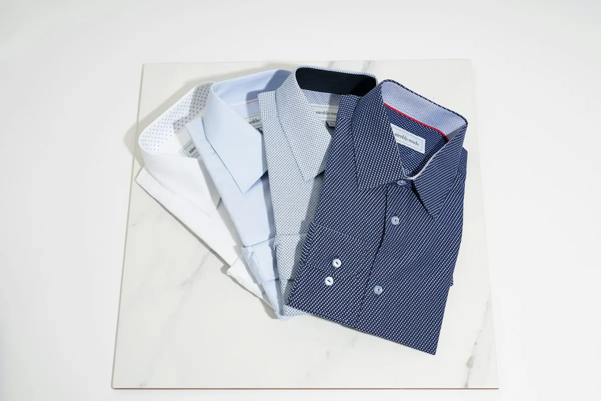 Gefaltete Hemden flach ausgelegt